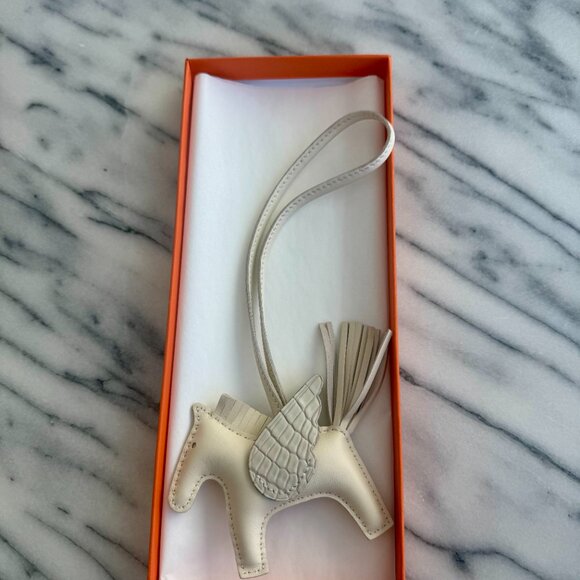 🇫🇷 - Hermes: Light (Cream) Pegasus Leather Bag Charm with Crocodile Skin Wing - Picture 2 of 4